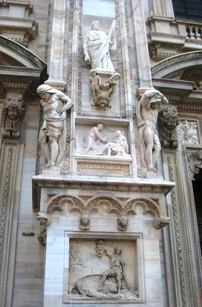 Duomo Katedrali milan, genel bakış, alçı döküm ve dövme gates parçaları