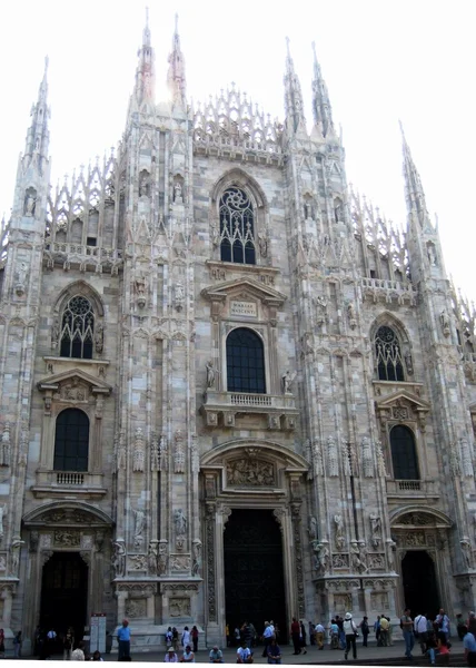 Cathédrale Duomo de Milan, vue d'ensemble, fragments de moulage en stuc et portes forgées — Photo