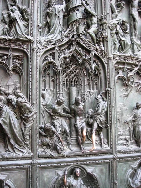 Duomo di Milano, panoramica, frammenti di stampaggio a stucchi e porte forgiate — Foto Stock