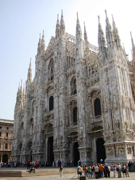 Собор Дуомо в Милане, обзор, фрагменты лепнины и кованые ворота — стоковое фото