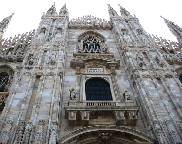 Cathédrale Duomo de Milan, vue d'ensemble, fragments de moulage en stuc et portes forgées — Photo