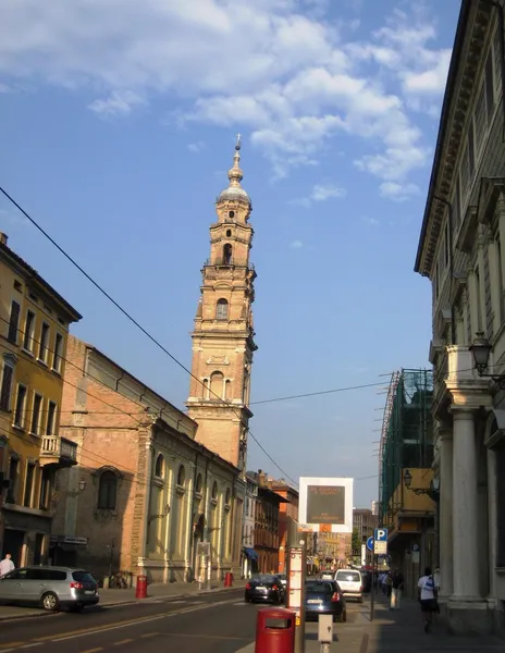 Arquitetura de Parma: construção, rua, escultura, rio, ponte, flor, igreja, catedral — Fotografia de Stock