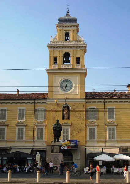 Arquitetura de Parma: construção, rua, escultura, rio, ponte, flor, igreja, catedral — Fotografia de Stock