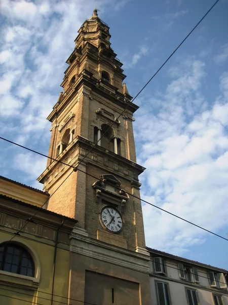 Arquitetura de Parma: construção, rua, escultura, rio, ponte, flor, igreja, catedral — Fotografia de Stock