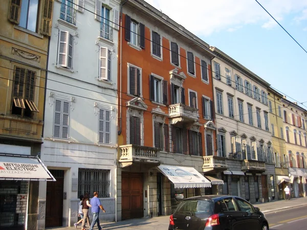 Parma építészet: épület, utca, szobor, folyó, híd, virág, templom, katedrális — Stock Fotó