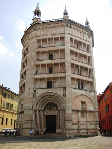 Parma architecture: building, street, sculpture, river, bridge, flower, church, cathedral — Stock Photo, Image