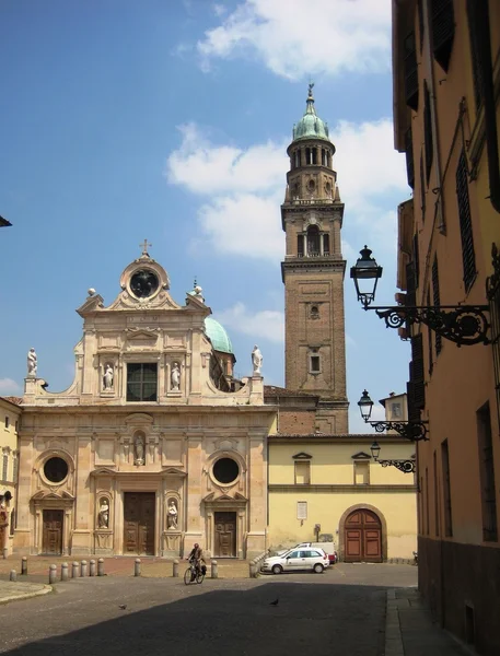 Parma mimarisi: bina, cadde, heykel, nehir, köprü, çiçek, kilise, Katedrali — Stok fotoğraf
