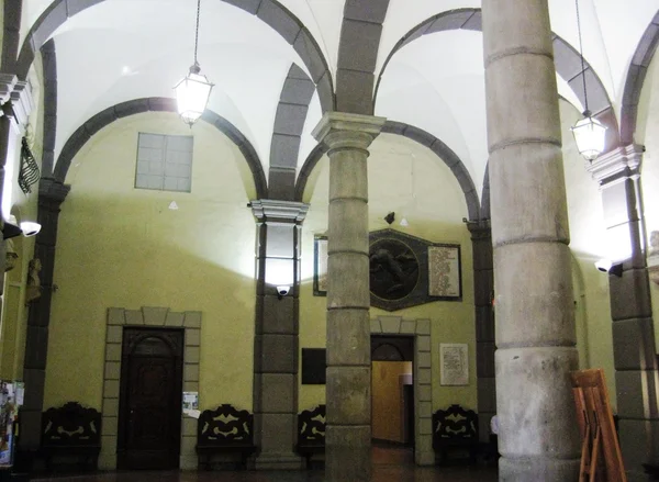 Universidade de Parma - uma das universidades mais antigas do mundo, o edifício principal, uma sala de conferências, um auditório, estacionamento para bicicletas, escultura — Fotografia de Stock