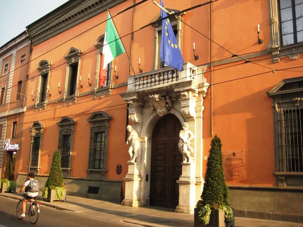 Universidade de Parma - uma das universidades mais antigas do mundo, o edifício principal, uma sala de conferências, um auditório, estacionamento para bicicletas, escultura — Fotografia de Stock