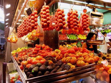 Mercat de la boqueria - Barselona, İspanya boqueria market. Gıda, sebze, meyve, biber, domates, sosis, et, içecekler, biber
