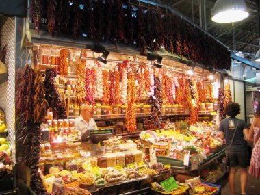 Mercat de la boqueria - Barselona, İspanya boqueria market. Gıda, sebze, meyve, biber, domates, sosis, et, içecekler, biber