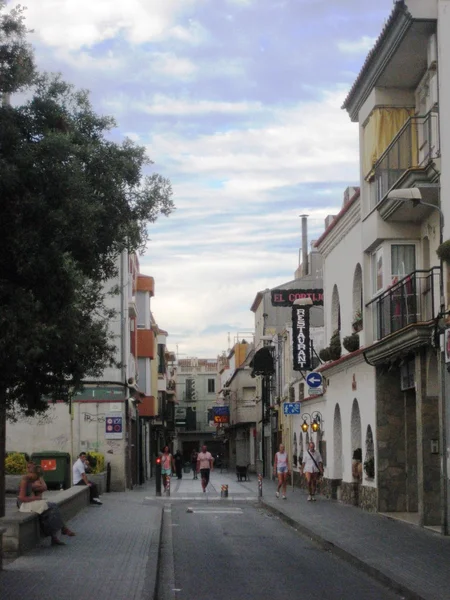 Malgrat de mar, Hiszpania. Ośrodek, prowincjonalne miasto, ulica, ludzie, budynku, plac zabaw, balkon, kot w oknie — Zdjęcie stockowe