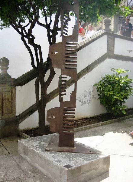 Vista spagnola sull'arte: scultura di cavallo sdraiato, sculture in metallo, installazione — Foto Stock