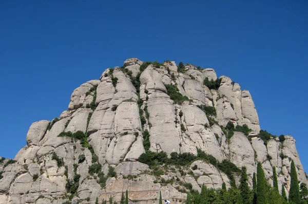 Монсеррат (кот. Монсеррат (Montserrat) - гора с причудливыми очертаниями, в 50 км от Барселоны на полпути к Пьедесу . — стоковое фото