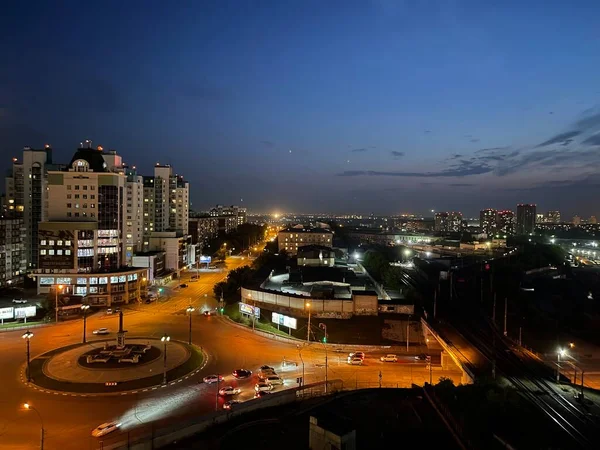 2021年8月16日 俄罗斯Novosibirsk 夜间照明城市 环形交通 住宅区和铁路轨道的空中景观 — 图库照片