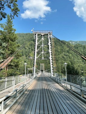 Katun (Turkuaz Katun) üzerinde Platovo, Altai, Rusya yakınlarındaki asma köprü