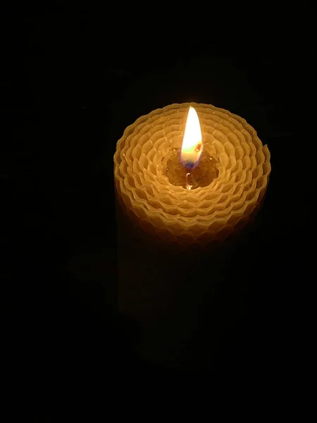 Воскова свічка горить у темряві — стокове фото
