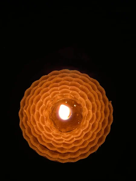 Восковая свеча горит в темноте — стоковое фото