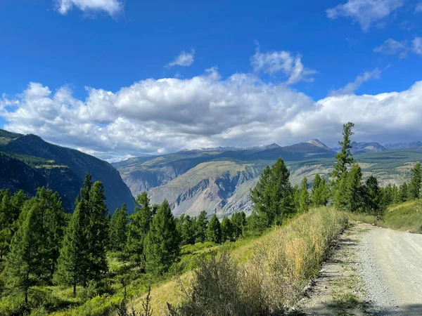 A country road in the mountains, Altai, Russia — Stockfoto