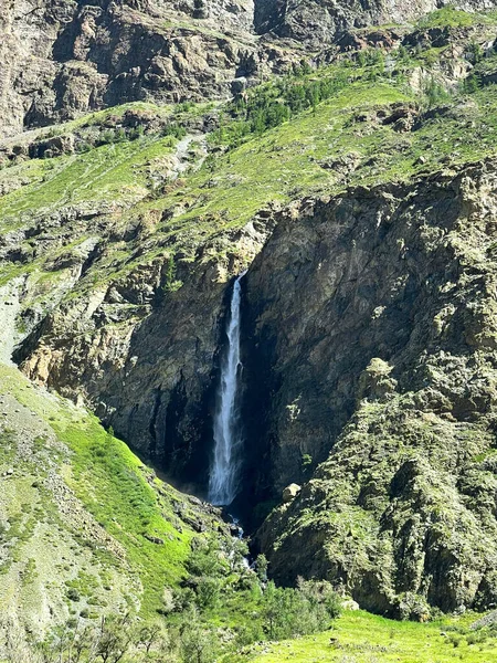 Alta cascata senza nome nella valle di Chulyshman, Altai, Russia — Foto Stock