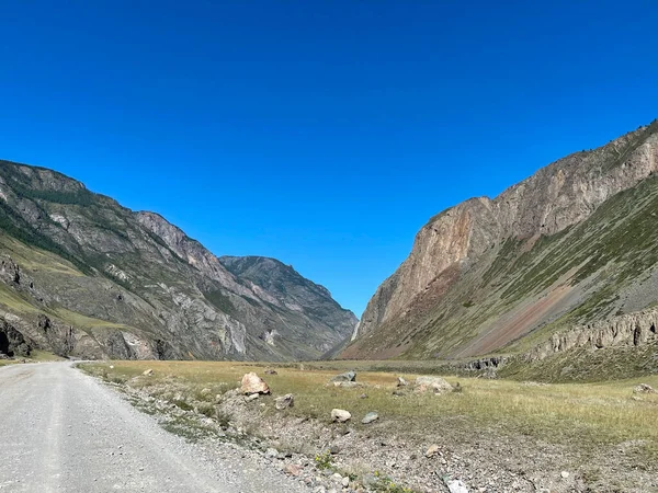 Die Straße führt in die Ferne in die Berge, Altai, Russland — Stockfoto