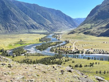 Chulyshman Vadisi ve Chulyshman Nehri 'nin panoramik manzarası, Altai