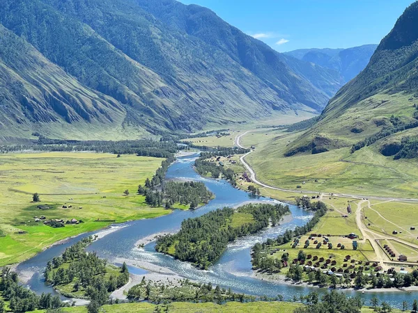 Chulyshman Vadisi ve Chulyshman Nehri 'nin panoramik manzarası, Altai