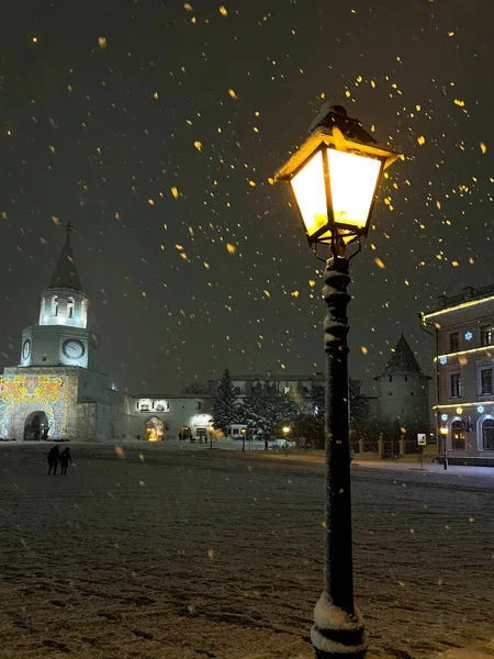 Lampada Strada Vintage Che Brucia Buio Durante Una Nevicata Vicino — Foto Stock