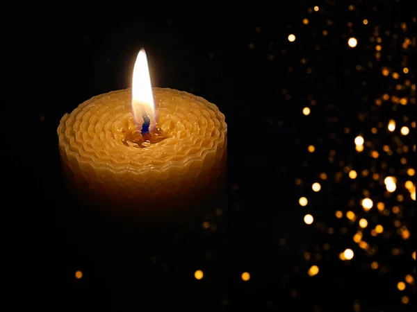 在黑暗的暮色中燃着一支蜡烛 一支用蜡扭曲的漂亮的蜡烛 同时还有希望 和平与欢乐的概念 圣诞节 — 图库照片