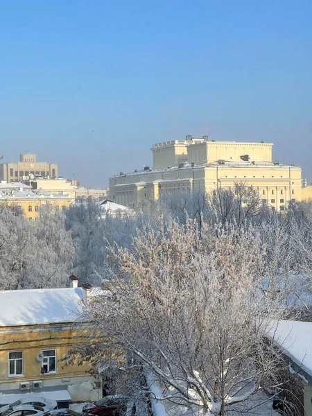Karla Kaplı Ağaçlarla Çevrili Soğuk Bir Kış Gününde Kazan Opera — Stok fotoğraf