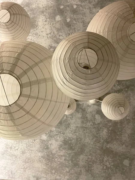 Абстрактный Фон Рисовой Муки Сферические Лампы Свисающие Цементного Потолка Стоковое Фото