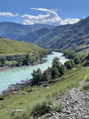 Katun Nehri 'nin Turkuaz suları Altai dağları, Rusya.