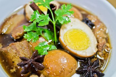 yumurta ve tofu kase ile domuz eti güveç