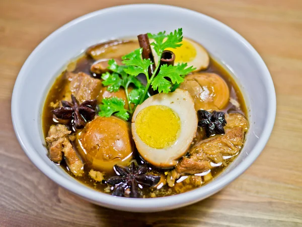 卵とボウルの豆腐のポーク シチュー — ストック写真