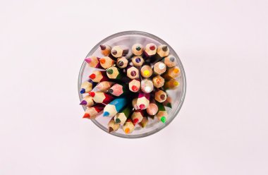 Renkli kalemlerle dolu bir fincan.