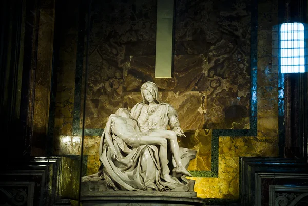 Famosa obra maestra - Pieta de Miguel Ángel, en la Basílica de San Pedro —  Fotos de Stock