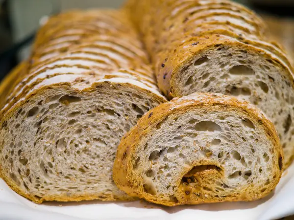 Хлеб на столе — стоковое фото