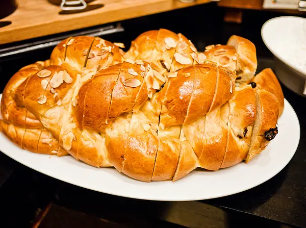 Brot auf dem Schreibtisch — Stockfoto