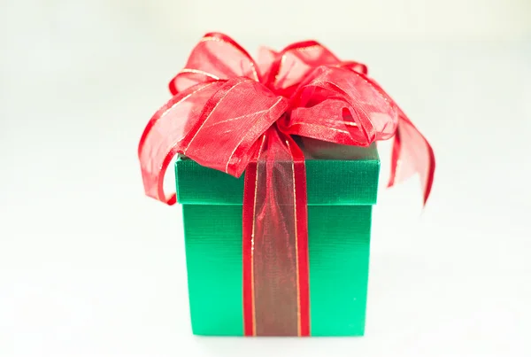 Πράσινο κουτί κόκκινο φιόγκο και κορδέλα — Φωτογραφία Αρχείου