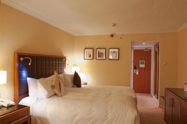 Otel odasında bir yatak.