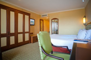 Otel odasında bir yatak.