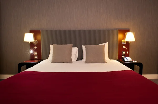 Bed in a hotel room — Stock Photo, Image