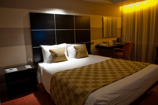 Otel odasında bir yatak.