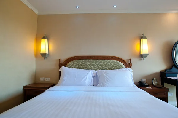 Łóżko w pokoju hotelowym — Zdjęcie stockowe