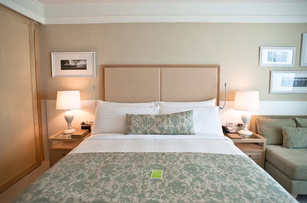 Bed in een hotelkamer — Stockfoto