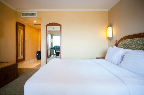 Bed in a hotel room — Stock Photo, Image