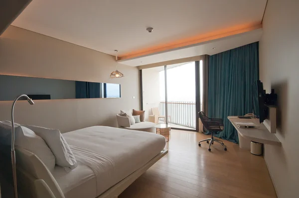Otel odasında bir yatak.