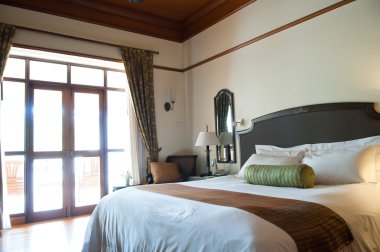 Otel odasında bir yatak.