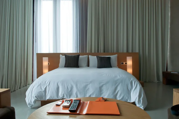 Otel odasında bir yatak. — Stok fotoğraf