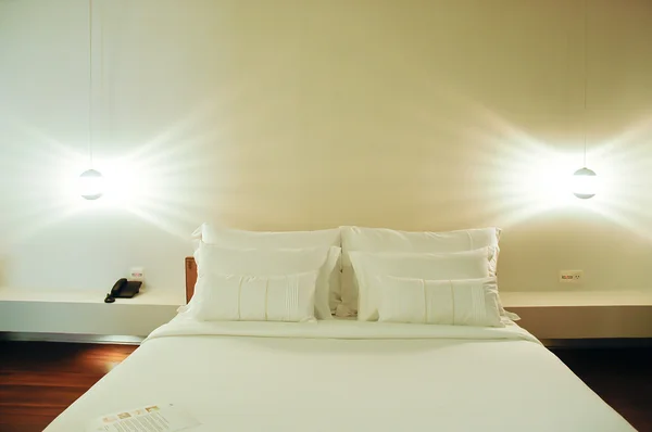 Łóżko w pokoju hotelowym — Zdjęcie stockowe
